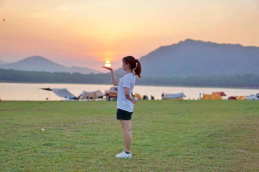Check-in ở bãi cỏ ven hồ